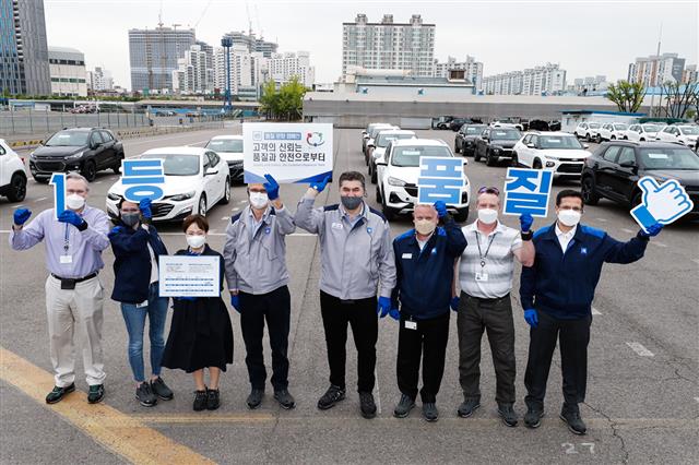 카허 카젬(왼쪽 다섯 번째) 한국지엠 사장과 임직원들이 인천 부평공장에서 품질 문화 캠페인을 홍보하고 있다.  한국지엠 제공