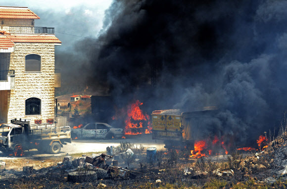 레바논 아카의 알 틀레일에서 15일 새벽 연료 탱크가 폭발해 주변이 검은 연기로 자욱하다. 지난해 8월 베이루트 항구의 질산암모늄 대폭발 이후 1년여 만에 최소 22명이 사망하고 79명이 다치는 참사가 레바논에서 또 발생했다. 알 틀레일 AFP 연합뉴스