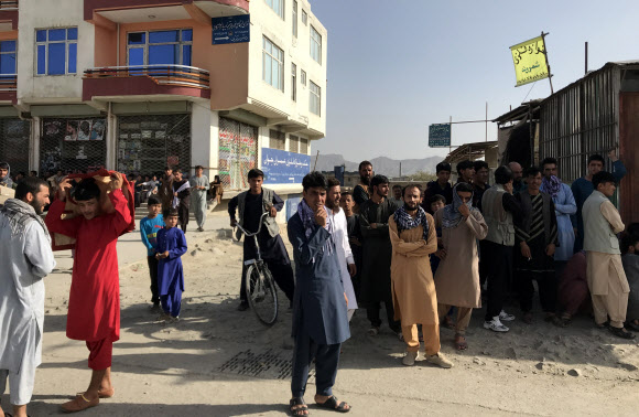아슈라프 가니 아프가니스탄 대통령이 국외로 도주하고 정부가 붕괴했으며 탈레반 군이 진입했다는 소식이 전해진 15일(현지시간) 수도 카불 주민들이 불안한 눈빛으로 모여 있다. 카불 EPA 연합뉴스