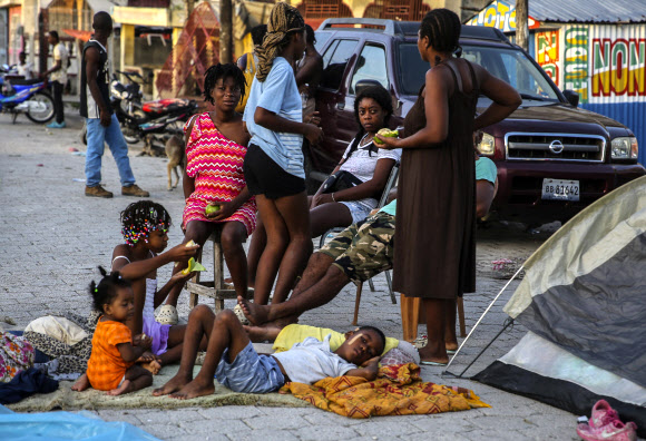 지난 14일(이하 현지시간) 규모 7.2의 강진이 덮친 카리브해 아이티의 레스 카예스 주민들이 여진 공포 때문에 길거리에 나와 밤을 지낸 후 다음날 아침을 맞고 있다. 레스 카예스 AP 연합뉴스 