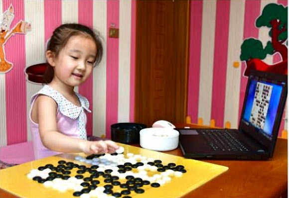 바둑 배우는 북한 유치원생