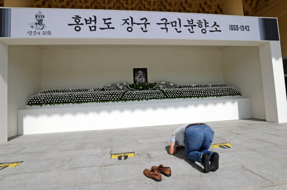 신발까지 벗고 참배