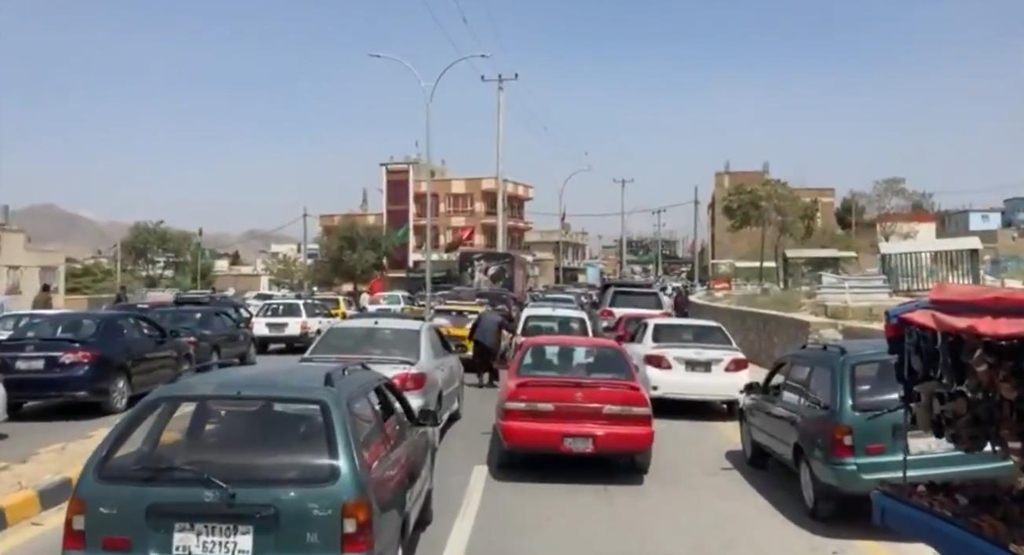 카불 시내에서 빠져나가는 차량으로 꽉 막힌 도로 트위터 @MalikMudassir2 캡처. 연합뉴스