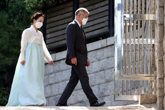 정의선 현대차그룹 회장 부부가 16일 오후 고(故) 정주영 현대그룹 명예회장의 부인인 고 변중석 여사의 14주기 제사가 치러지는 정 전 명예회장 생전 청운동 자택으로 들어가고 있다. 2021.8.16  연합뉴스