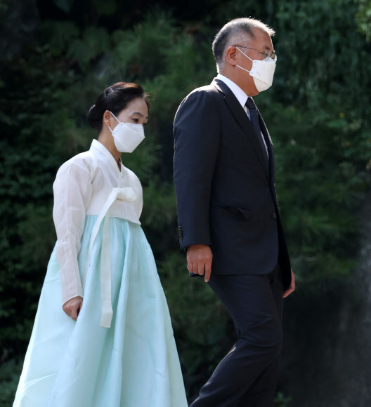 정의선 현대차그룹 회장 부부가 16일 오후 고(故) 정주영 현대그룹 명예회장의 부인인 고 변중석 여사의 14주기 제사가 치러지는 정 전 명예회장 생전 청운동 자택으로 들어가고 있다. 2021.8.16  연합뉴스