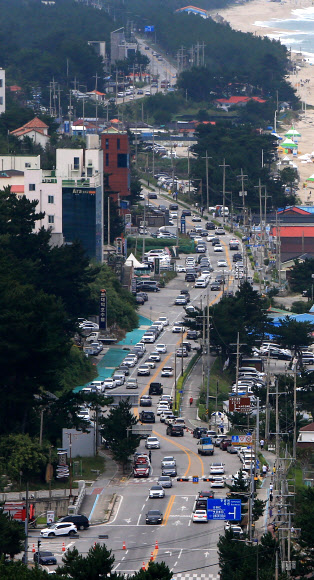 붐비는 피서지 도로