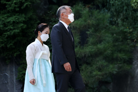 정의선 현대차그룹 회장 부부가 16일 오후 고(故) 정주영 현대그룹 명예회장의 부인인 고 변중석 여사의 14주기 제사가 치러지는 정 전 명예회장 생전 청운동 자택으로 들어가고 있다. 2021.8.16  연합뉴스