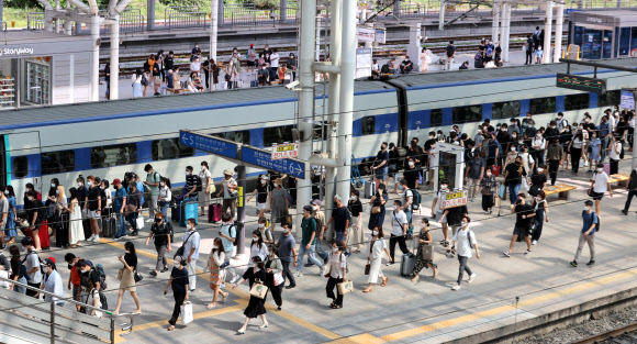 ‘광복절 연휴 끝’ 붐비는 서울역