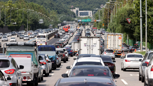 코로나 확산에도... 북적이는 광복절 연휴 고속도로