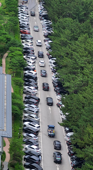 광복절 연휴 마지막날 경포해변 붐비는 주차장