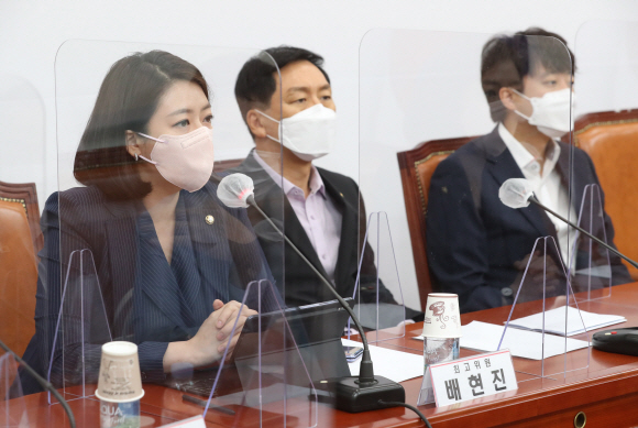 배현진 국민의힘 최고위원이 17일 오전 서울 여의도 국회에서 열린 최고위원회의에서 모두발언을 하고 있다. 2021. 8. 17 오장환 기자 5zzang@seoul.co.kr