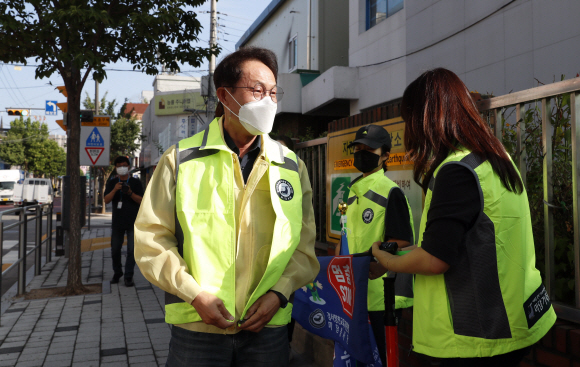 전국 초?중?고등학교 상당수가 개학한 17일 오전 조희연 서울시교육감(맨 왼쪽)이 2학기 수업을 시작한 서울 강서구 월정초등학교를 방문해 교통봉사단 조끼를 입고 있다. 2021.8.17 사진공동취재단