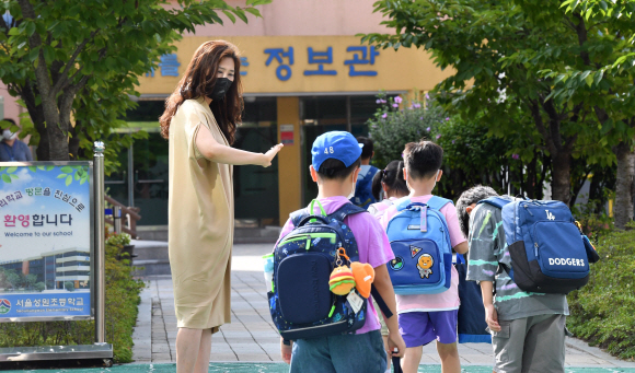 코로나19 확진자가 급증, 사회적 거리두기 4단계가 시행되고 있는 가운데 17일 초등학교 1.2학년 학생들의 2학기 등교수업이 시작되었다. 마포구 성원초 학생들이 등교를 하고 있다. 2021.08.17  사진공동취재단