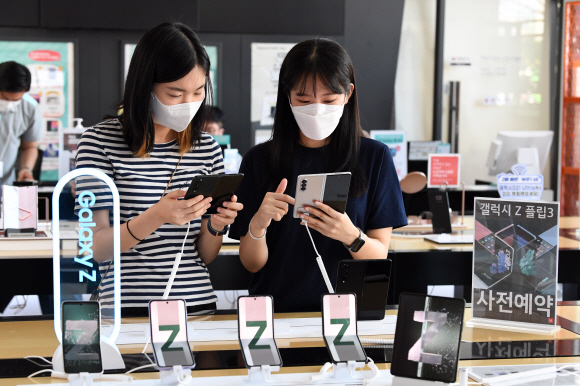 삼성전자의 신형 폴더블폰 ‘갤럭시Z 폴드 3’와 ‘갤럭시Z 플립 3’ 예약판매가 시작된 17일 서울 종로구 광화문 KT 스퀘어를 찾은 고객들이 신형 폴더블폰을 보고 있다. 2021.8.17. 도준석 기자 pado@seoul.co.kr