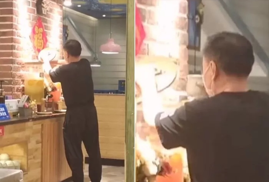 중국의 한 식당에서 마시다 남은 음료를 음료통에 쏟아부은 남성의 모습이 포착됐다. 웨이보 캡처