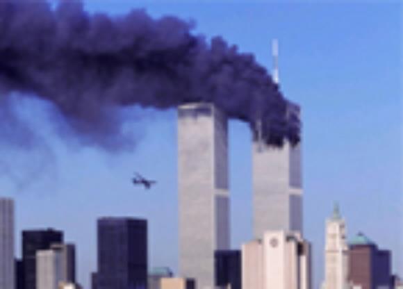 2001년 9월 11일 항공기 납치 동시다발 자살 테러로 무너지기 직전의 뉴욕 110층짜리 세계무역센터(WTC) 쌍둥이 빌딩 모습.  AP 연합뉴스
