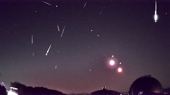 관측 최적기 이틀 넘겨 쏟아진 페르세우스 유성우