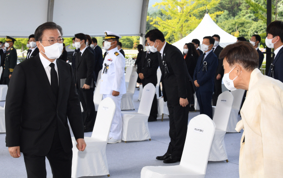 문재인 대통령이 18일 오전 국립대전현충원에서 열린 홍범도 장군 유해 안장식에 참석하고 있다. 2021. 8. 18 도준석 기자 pado@seoul.co.kr
