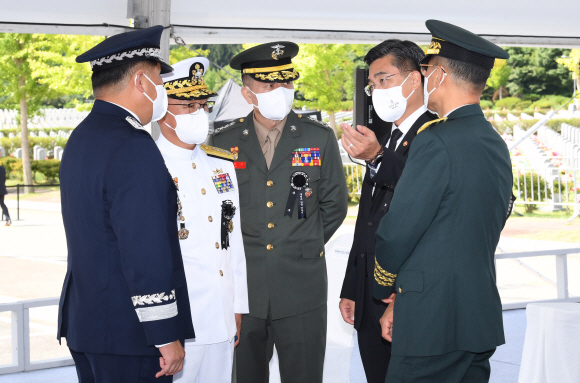 서욱 국방부 장관이 18일 오전 국립대전현충원에서 열린 홍범도 장군 유해 안장식에서 행사 전 군 관계자들과 대화하고 있다.  2021. 8. 18 도준석 기자 pado@seoul.co.kr