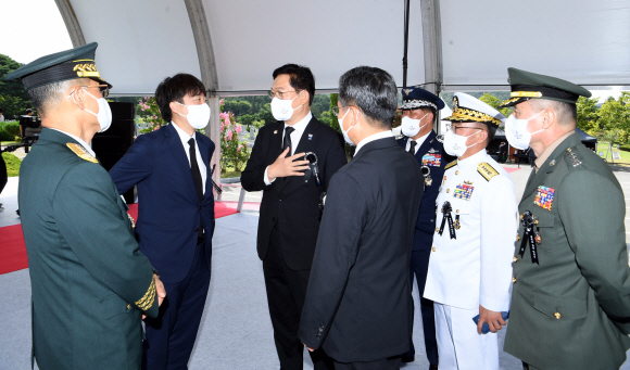더불어민주당 송영길 대표와 국민의힘 이준석 대표가 18일 오전 국립대전현충원에서 열린 홍범도 장군 유해 안장식에서 서욱 국방부 장관등 관계자들과 인사하고 있다. 2021. 8. 18 도준석 기자 pado@seoul.co.kr