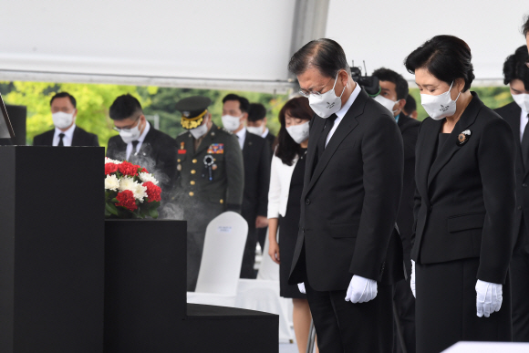 문재인 대통령과 김정숙 여사가 18일 오전 국립대전현충원에서 열린 홍범도 장군 유해 안장식에서 분향하고 있다. 2021. 8. 18 도준석 기자 pado@seoul.co.kr