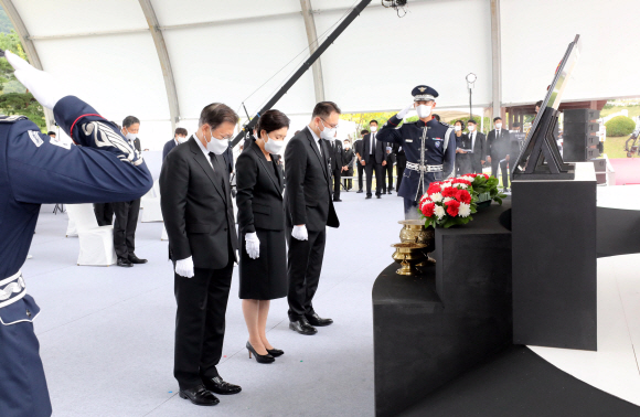 문재인 대통령과 김정숙 여사가 18일 오전 국립대전현충원에서 열린 홍범도 장군 유해 안장식에서 분향하고 있다. 2021. 8. 18 도준석 기자 pado@seoul.co.kr