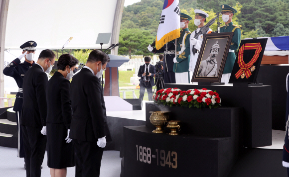 문재인 대통령과 김정숙 여사가 18일 오전 국립대전현충원에서 열린 홍범도 장군 유해 안장식에서 분향하고 있다. 2021. 8. 18 도준석 기자 pado@seoul.co.kr