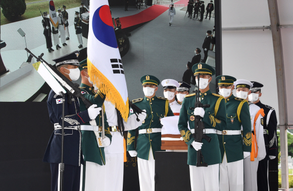 18일 오전 국립대전현충원에서 열린 홍범도 장군 유해 안장식에 문재인 대통령과 김정숙 여사가 참석한 가운데 의장대가 홍범도 장군의 영정과 유해를 들고 입장하고 있다. 2021. 8. 18 도준석 기자 pado@seoul.co.kr