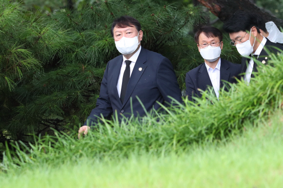 김대중 전 대통령 서거 12주기인 18일 오전 서울 동작구 국립서울현충원에서 국민의힘 대선 예비후보인 윤석열 전 검찰총장이 고 김 전 대통령 묘역을 참배하기 위해 이동하고 있다.2021. 8. 18 김명국 선임기자 daunso@seoul.co.kr