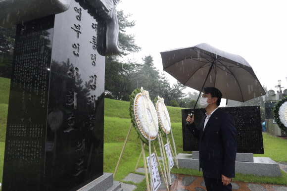 김대중 전 대통령 서거 12주기인 18일 오전 서울 동작구 국립서울현충원에서 더불어민주당 대선 예비후보인 박용진 의원이 고 김 전 대통령 묘역을 참배하고 있다.2021. 8. 18 김명국 선임기자 daunso@seoul.co.kr