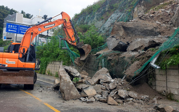 집중 호우에 떨어진 돌무더기 긴급 제거