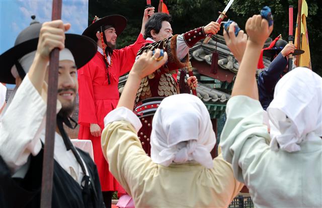 장군복장 입고 대선 출마 선언하는 허경영