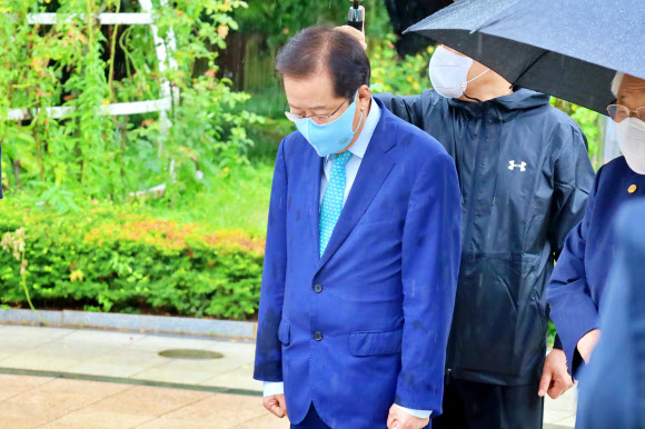 인천 맥아더 동상 앞에서 묵념하는 홍준표