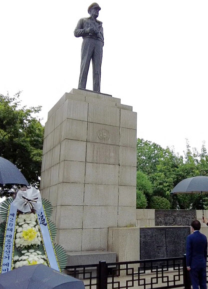 인천 맥아더 장군 동상 찾은 홍준표