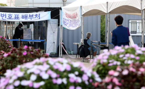 꽃길 조성된 서강대역사 임시선별검사소