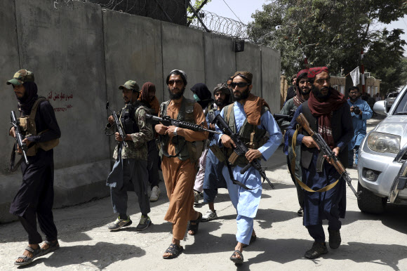 미제 무기 들고 수도 카불 순찰하는 탈레반