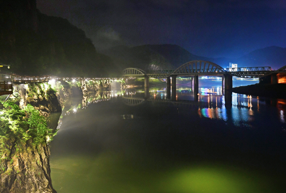 단양강 잔도(사진 왼쪽) 일대의 밤 풍경. 낮보다는 한결 적요한 느낌으로 돌아볼 수 있다. 멀리 물결 모양의 다리는 상진철교다.