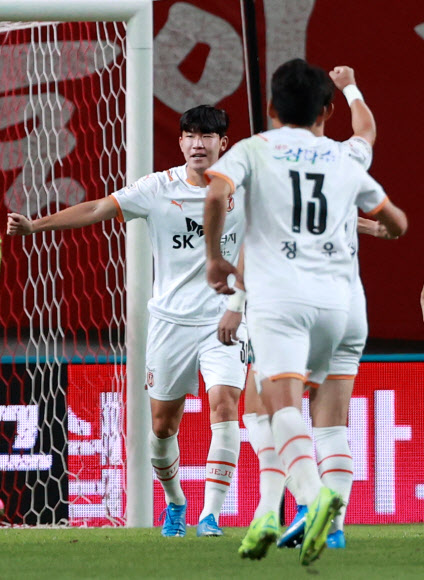 프로축구 제주 유나이티드의 김봉수(왼쪽)가 18일 서울월드컵경기장에서 열린 FC서울과의 K리그1 경기에서 선제골을 넣은 뒤 기뻐하고 있다. 연합뉴스