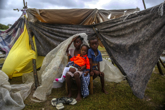 강진 이어 열대성 폭풍 겪은 아이티 이재민들