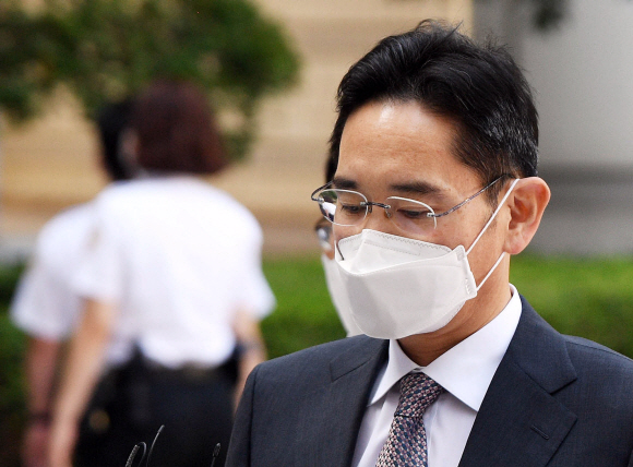 광복절 가석방으로 풀려난 이재용 삼성전자 부회장이 19일 서울 서초구 서울중앙지방법원에서 열린 경영권 불법 승계 의혹 재판에 출석하고 있다. 2021. 8. 19 박윤슬 기자 seul@seoul.co.kr