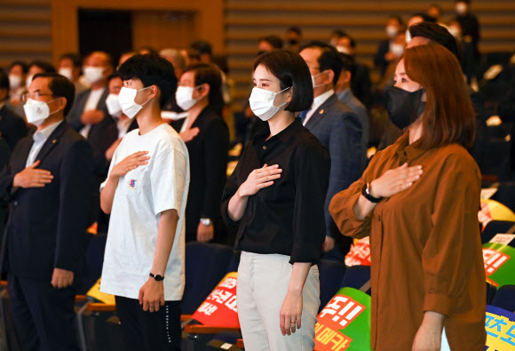 국기에 경례하는 안산·기보배·장혜진