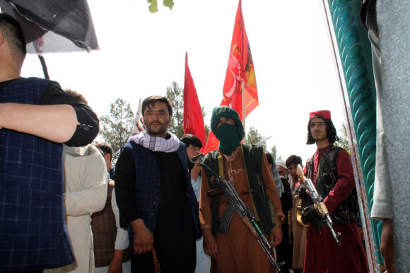 이슬람 최대 축일(아슈라)인 19일 아프가니스탄 북부 마자에 르 샤리프에서 열린 행사에 총을 든 탈레반 남성들이 참석하고 있다. EPA 연합뉴스