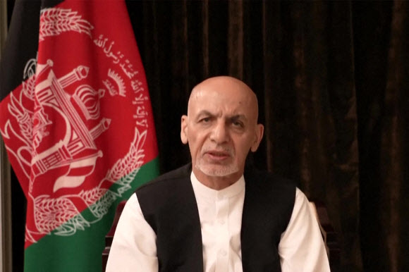 아슈라프 가니 아프가니스탄 대통령이 18일(현지시간) SNS를 통해 9분짜리 영상 메시지를 통해 현재 아랍에미리트(UAE)에 있음을 알린 뒤 “유혈 사태를 막기 위해 카불을 떠날 수밖에 없었다”고 말했다. 페이스북 캡처·AFP 연합뉴스