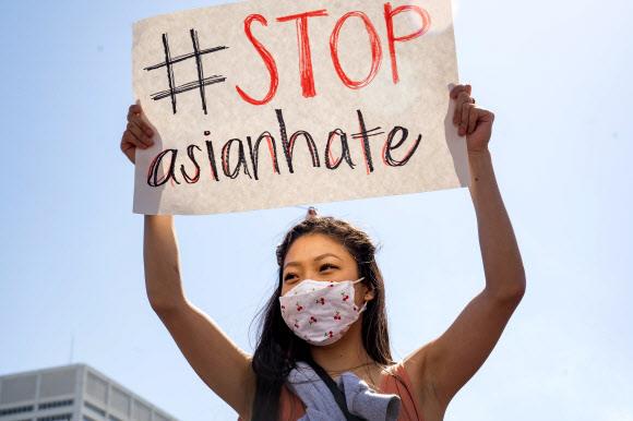 한 아시아계 여성이 미국 애틀랜타에서 열린 시위에서 ‘아시아계를 향한 증오를 멈추라’고 쓴 플래카드를 들고 있다. 애틀랜타 EPA 연합뉴스