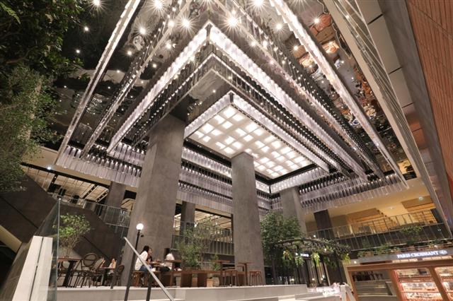 높이 15m로 탁 트인 개방감을 주는 롯데백화점 동탄점 지하 2층 천장이 화려하게 장식돼 있다. 롯데쇼핑 제공
