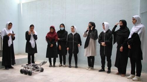 아프간의 ‘소녀 로봇공학팀’ 아프간 소녀들이 지난 4월 아프간 제2의 도시 헤라트에서 열린 전시회에서 지뢰 탐지 로봇을 선보이고 있다. EPA 연합뉴스