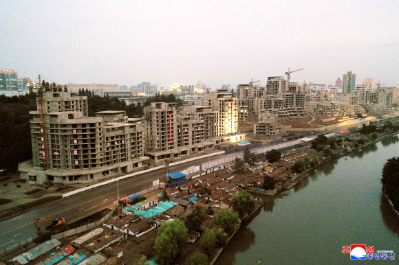 김정은 북한 국무위원장이 평양 도심 보통강 강변에 조성 중인 보통강 강안 다락식(테라스식) 주택구건설사업을 현지 지도했다고 조선중앙통신이 21일 보도했다. 사진은 공사 중인 보통강 강안 다락식(테라스식) 주택구건설 현장.2021.8.21  평양 조선중앙통신 연합뉴스