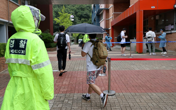 21일 서울 은평구 진관중학교에서 열린 2021년도 제2차 경찰공무원 채용 필기시험에서 응시생들이 시험장으로 향하고 있다. 2021.8.21  연합뉴스