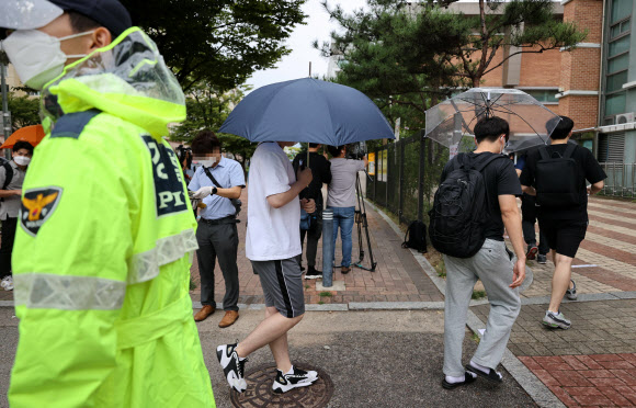21일 서울 은평구 진관중학교에서 열린 2021년도 제2차 경찰공무원 채용 필기시험에서 응시생들이 시험장으로 향하고 있다. 2021.8.21  연합뉴스
