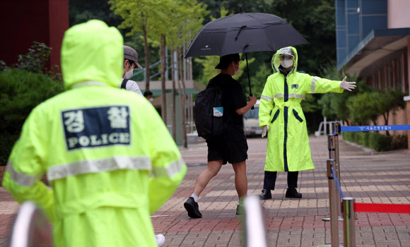 21일 서울 은평구 진관중학교에서 열린 2021년도 제2차 경찰공무원 채용 필기시험에서 응시생들이 시험장으로 향하고 있다. 2021.8.21  연합뉴스